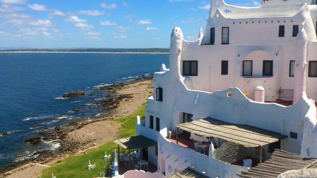 Casa branca estilo mediterrâneo em frente ao mar em Punta del Este Maldonado, Uruguai