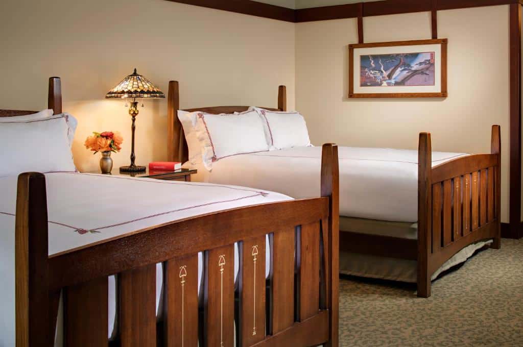 Quarto do The Lodge at Torrey Pines com duas cama de solteiro  e uma cômoda do meio com luminária.