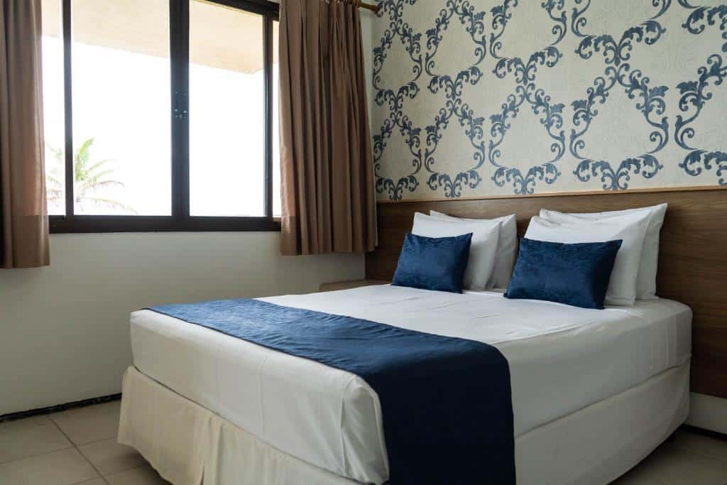 Quarto do Milos Beach Hotel com cama de casal.