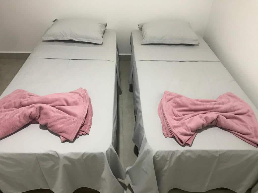 Quarto da Pousada Vila Barboza com duas cama de solteiro.