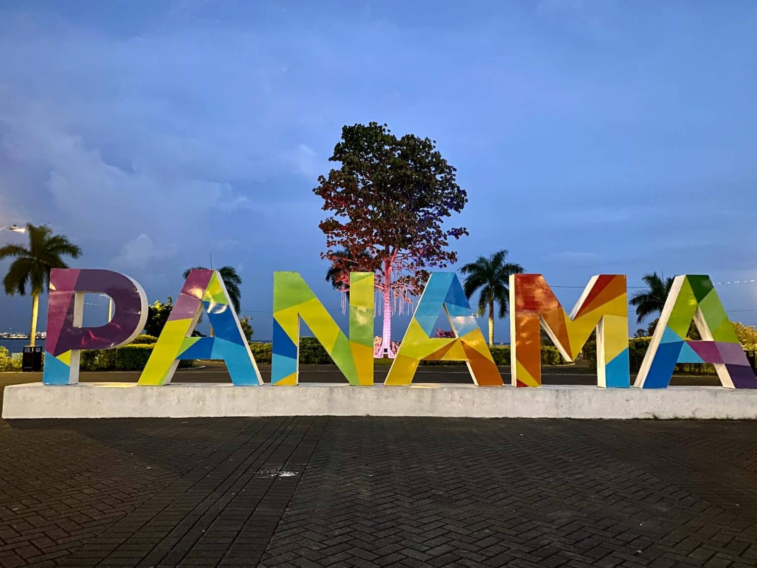 Placa colorida escrito Panamá para ilustrar o post sobre chip celular Panamá