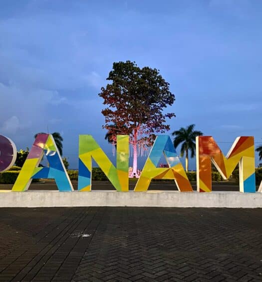 Placa colorida escrito Panamá para ilustrar o post sobre chip celular Panamá
