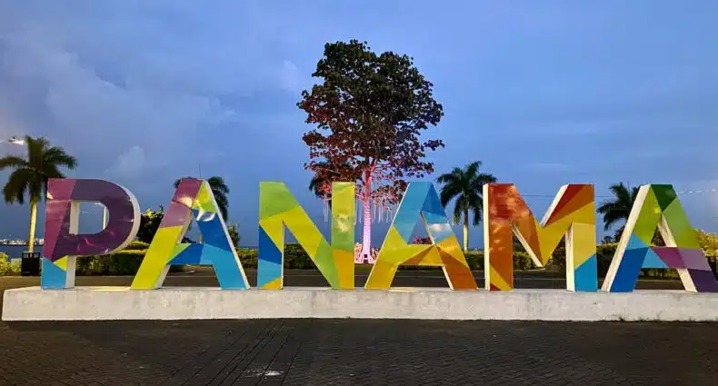 Placa colorida escrito Panamá para ilustrar o post sobre chip celular Panamá