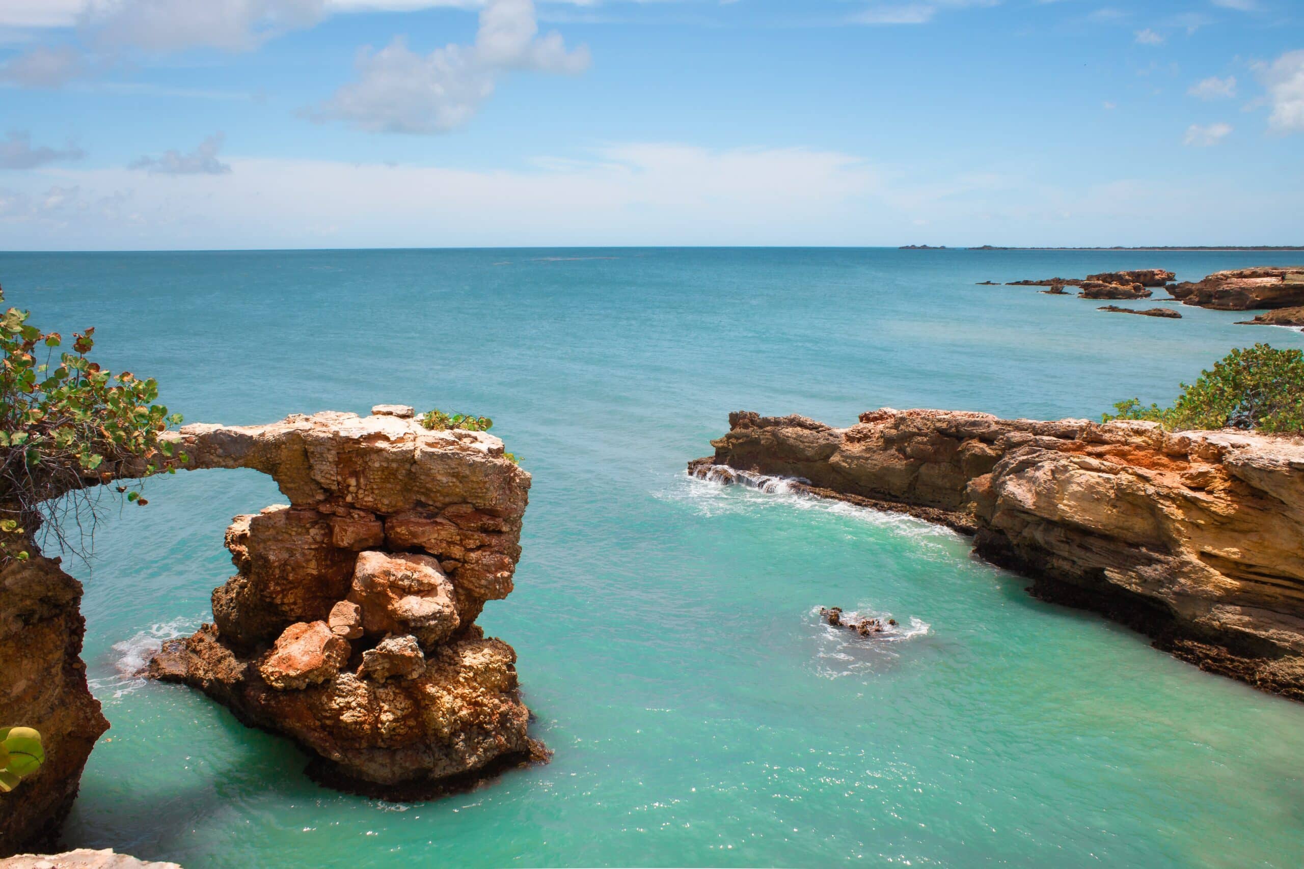 Duas rochas em meio do mar azul turquesa  com céu claro em Rojo Cabo, Cabo Rojo, Porto Rico. Representa chip celular Porto Rico.