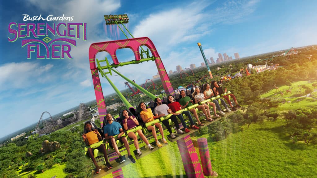 Concept Art da nova atração do Busch Gardens, chamada Serengeti Flyer, que consiste num balanço gigante. Na imagem vemos a estrutura do balanço, com 10 pessoas sentadas, curtindo o brinquedo, enquanto embaixo há bastante verde, e montanhas-russas e prédios ao fundo