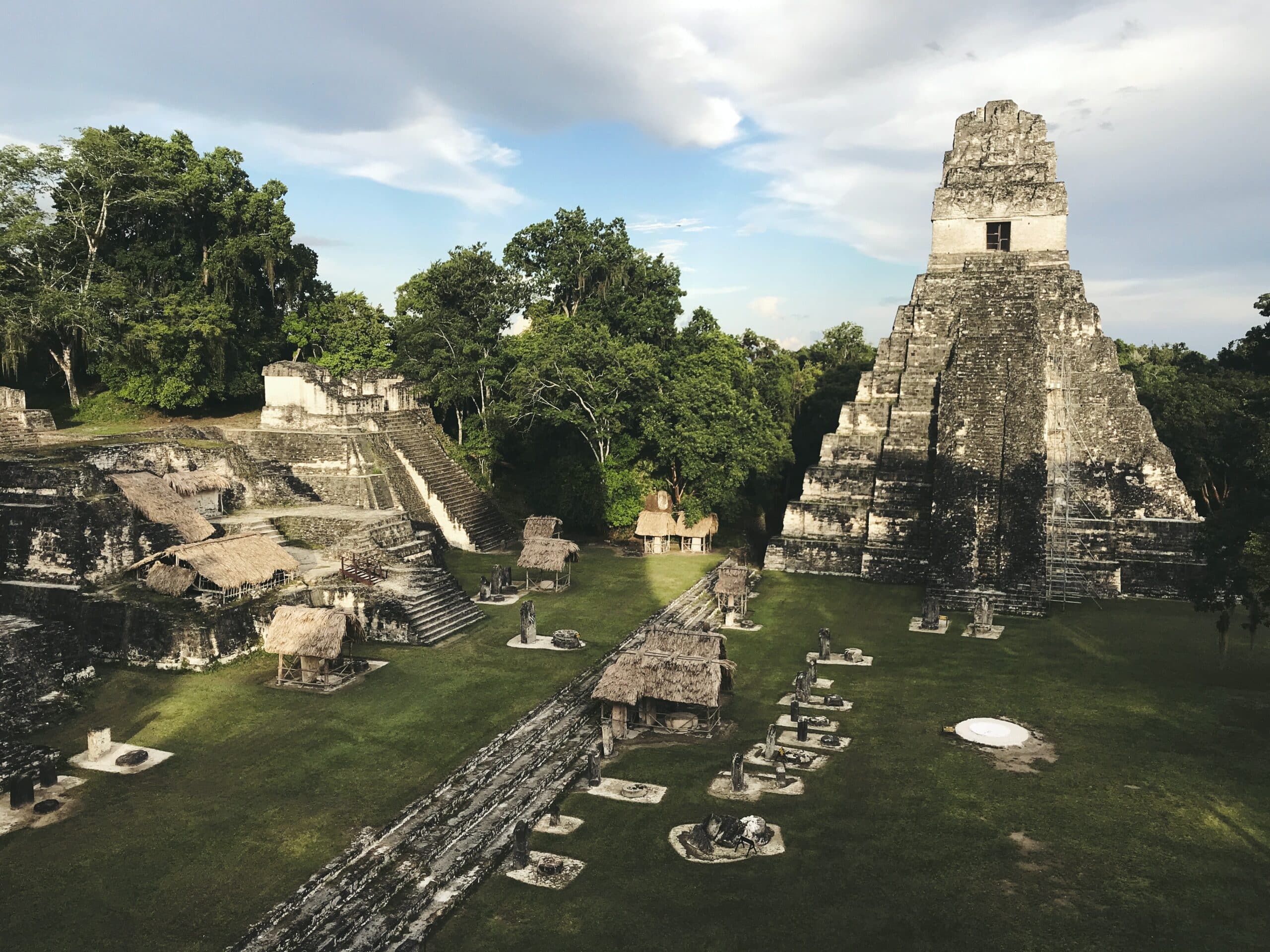 Ruínas do Templo II, Tikal no meio da floresta. Representa chip celular Guatemala