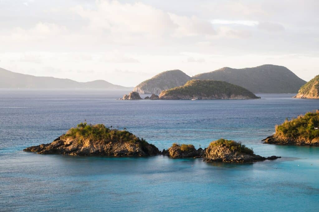vista da Trunk Bay, em Saint John, com mar calmo e azul claro com montanhas e rochas mais perto e mais afastadas, para ilustrar o post de chip celular Ilhas Virgens Americanas