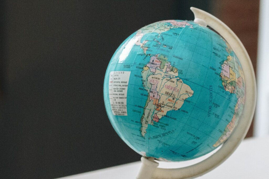 Globo do mundo mostrando a região da América do sul, com o fundo embaçado. Imagem para ilustrar o post chip de celular América do Sul