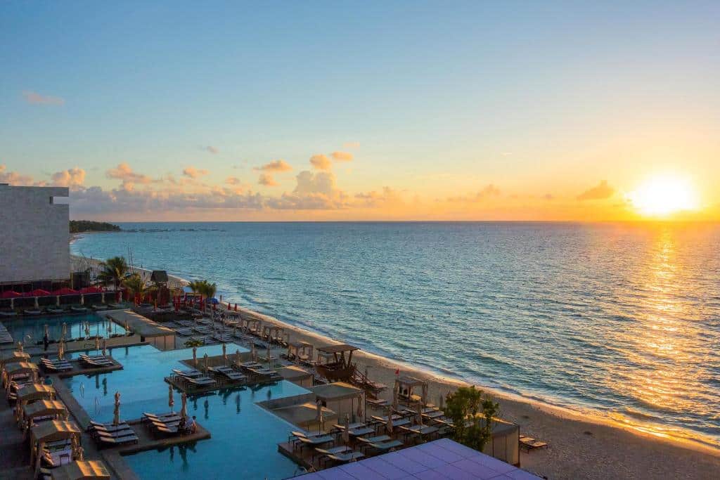 Piscina d Grand Hyatt Playa del Carmen Resort com vista direta para o mar, para representar resorts em Playa del Carmen