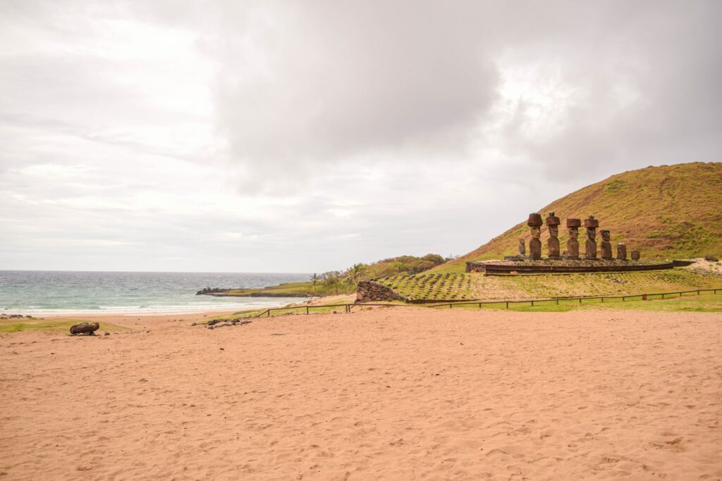 vista de moais em um praia em Hanga Roa com areia bem amarela e águas claras para ilustrar o chip celular ilha de Páscoa