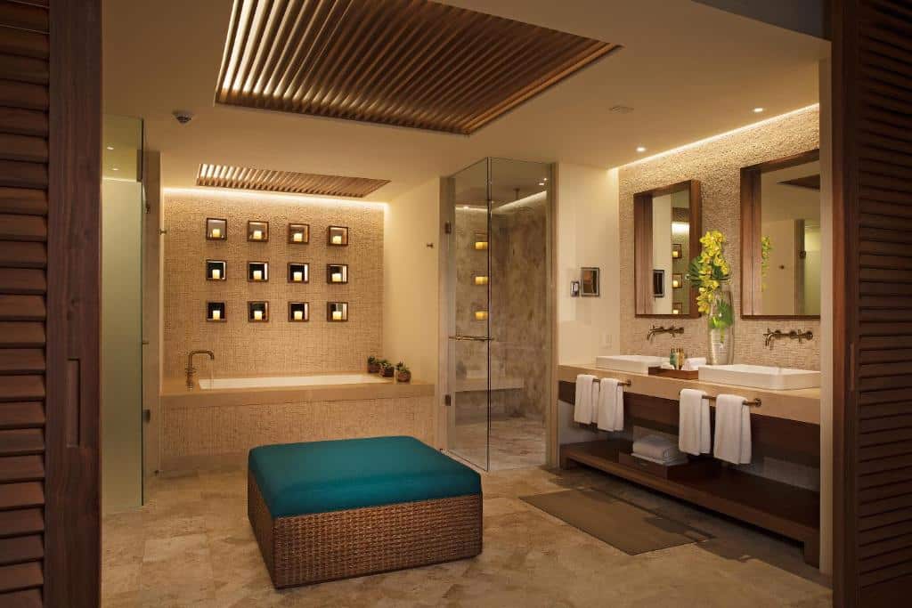 Banheiro do Secrets Maroma Beach Riviera Cancun - Adults only muito espaçoso com um banheira, um box de vidro, uma pia com duas cubas, e um bufê no centro do banheiro
