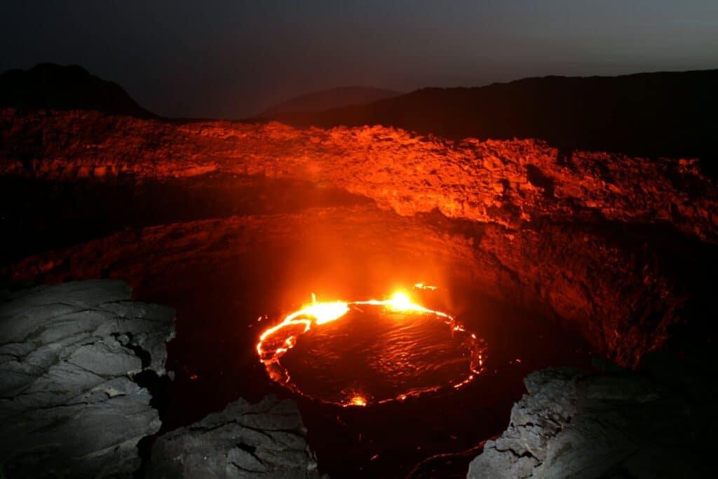 vista da boca do Vulcão Erta Ale com um círculo de fogo e formações rochosas ao redor, para ilustrar o chip celular Etiópia