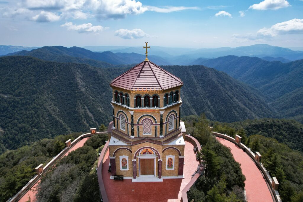 vista do Monastério de Kykkos, com montanhas ao fundo e a estrutura do monastério é bem decorado com vermelho e dourado em tons sacros, para ilustrar o post de chip celular Chipre