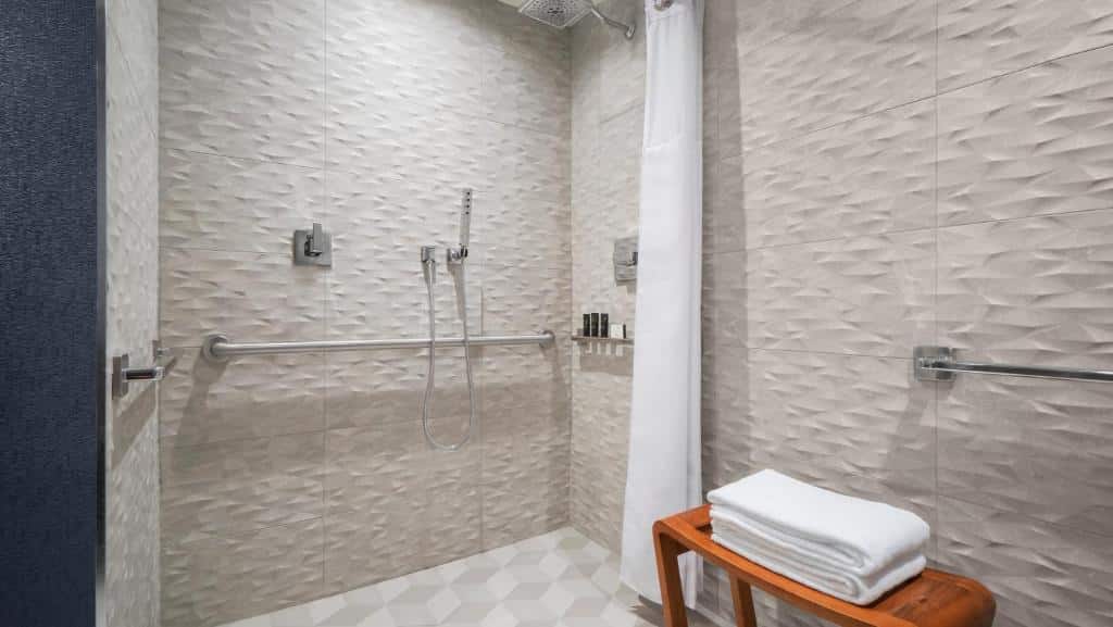 Banheiro de mobilidade reduzia do Hyatt Centric Brickell no chuveiro com barras de segurança.