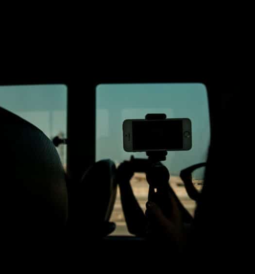 Celular no carro em Manama com suporte segurando em Barém. Representa chip celular Oriente Médio.
