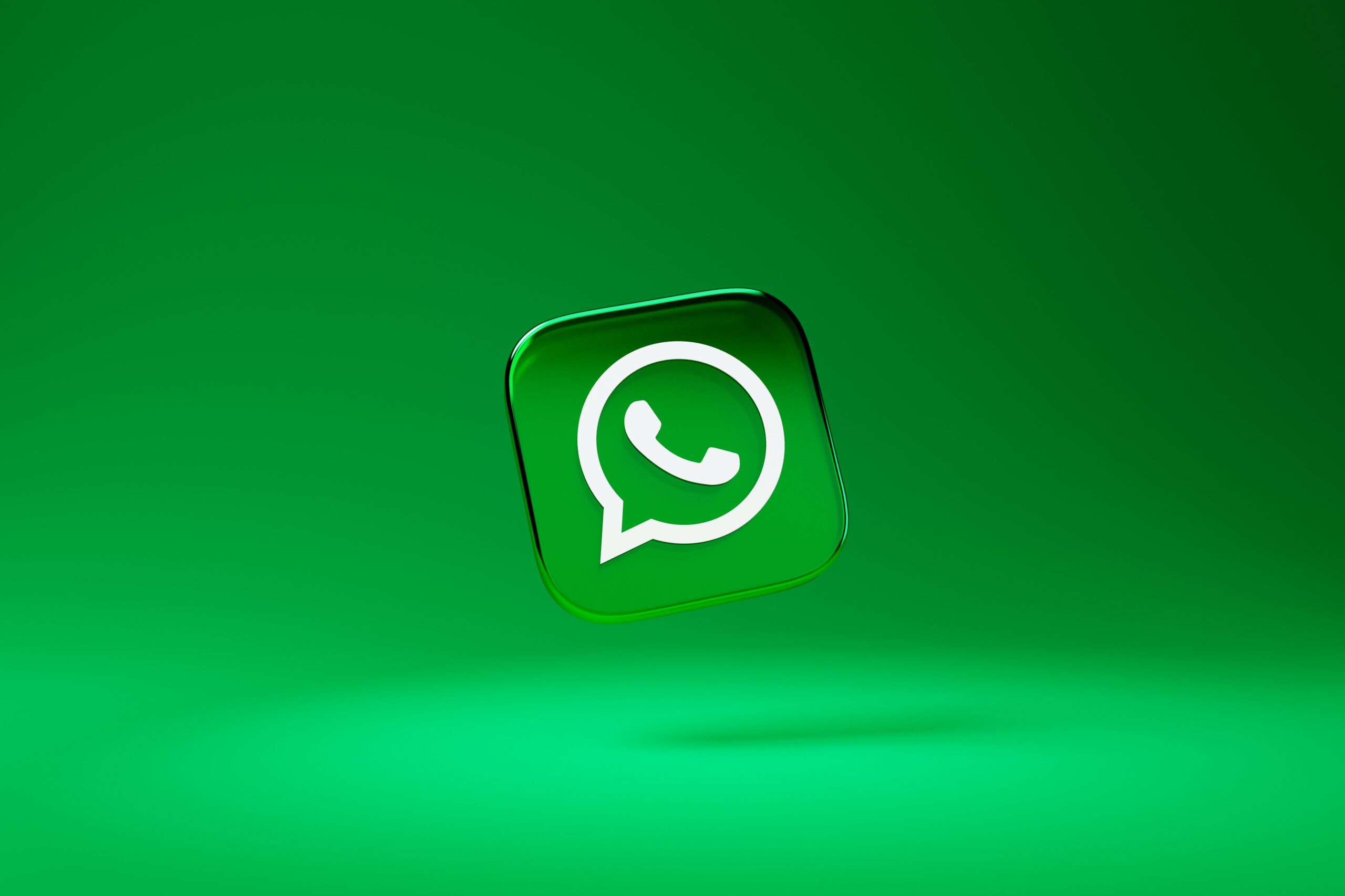 logo verde do Whatsapp dentro de uma caixa 3D com as arestas arredondadas em frente a um fundo verde do mesmo tom do logo