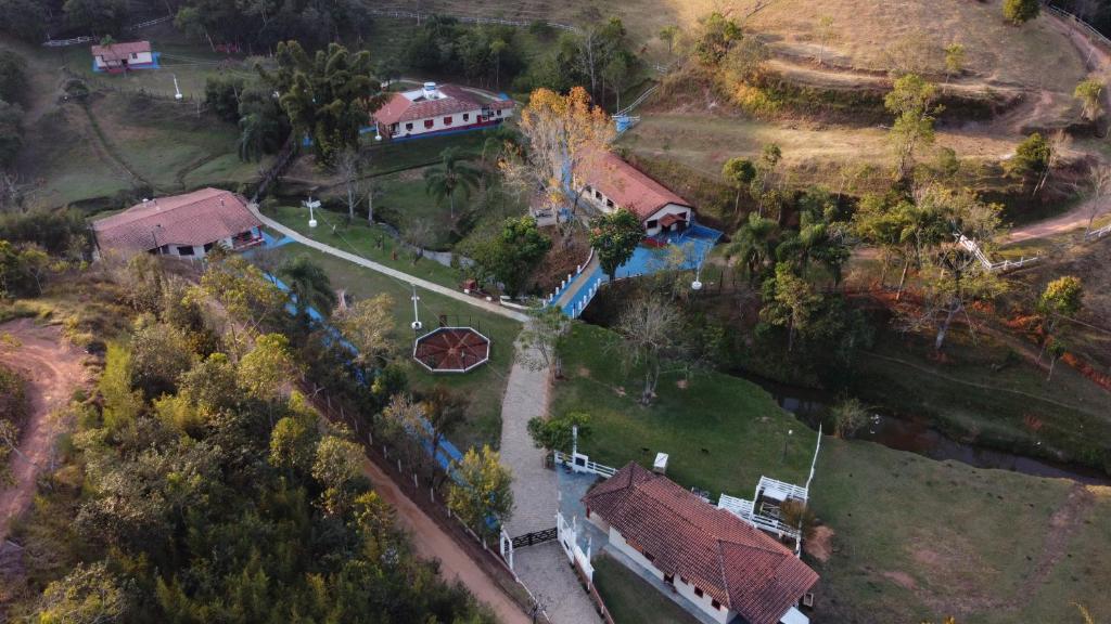 Vista aérea do Espaço Rural Água da Onça, com casas grandes e bastante natureza em volta. Imagem para ilustrar o post pousadas em Guararema