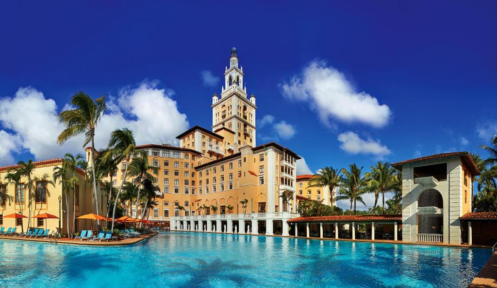 Vista do Biltmore durante o dia com piscina a frente e ao fundo a hospedagem. Representa hotéis em Miami.