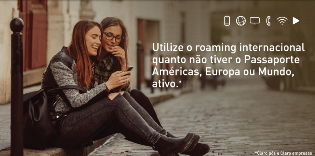 print do guia de uso do chip Claro no exterior, com duas mulheres rindo e olhando para o celular, com a explicação de que o roaming internacional pode ser utilizado por vários clientes