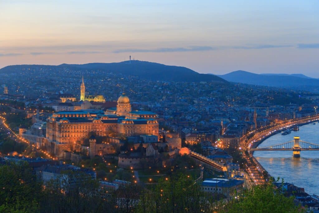 Capital da Hungria, Budapeste, iluminada vista de cima ao anoitecer.