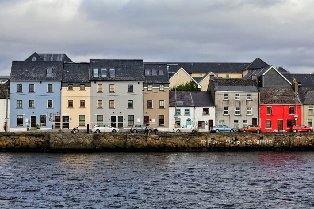 Casas coloridas e em frente um lago  em Galway Irlanda para representar o chip celular Irlanda.