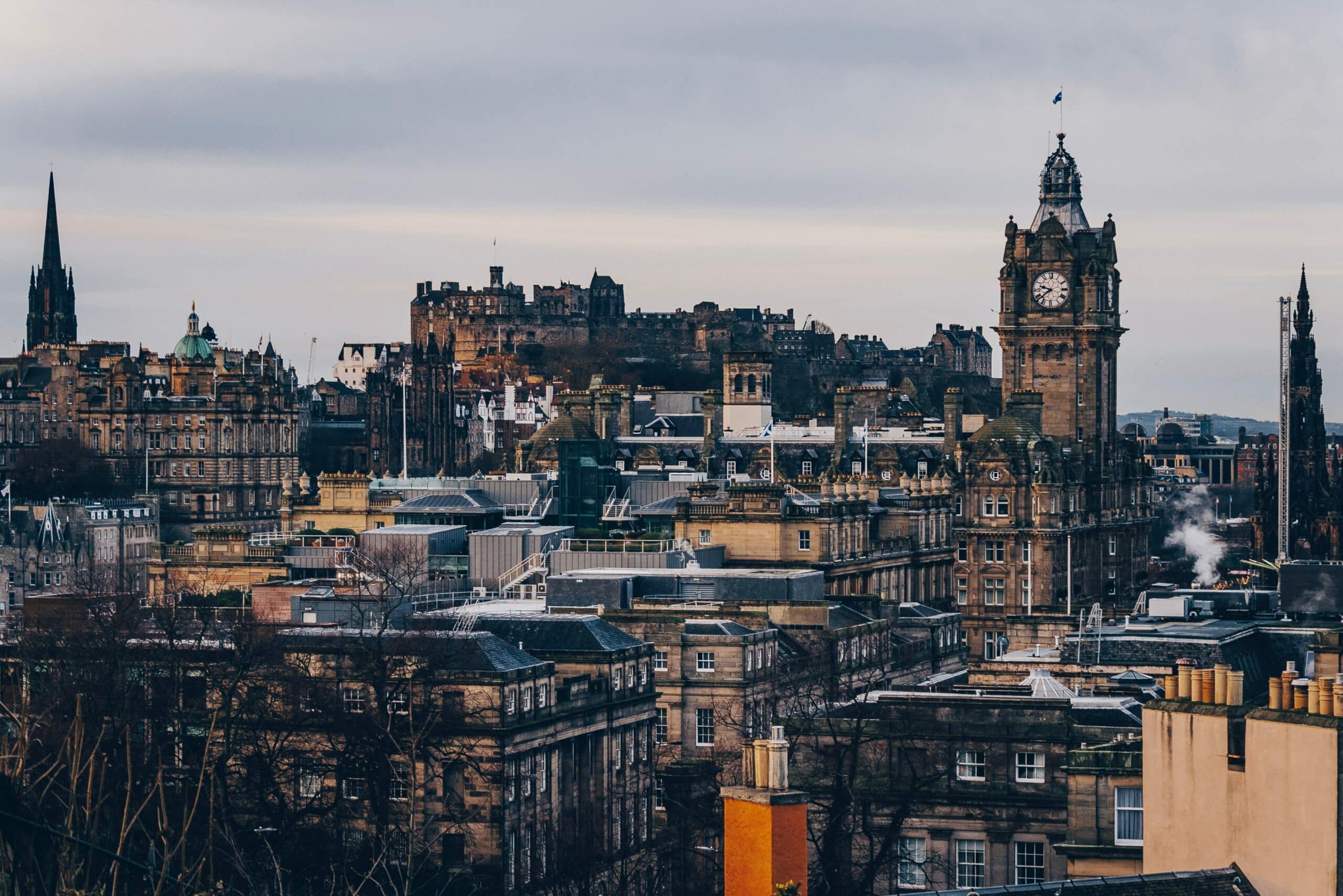 vista da cidade de Edimburgo, para representar o chip de celular Escócia. A paisagem é composta por vários prédios antigos de pedra, todos nos tons bege e marrom.