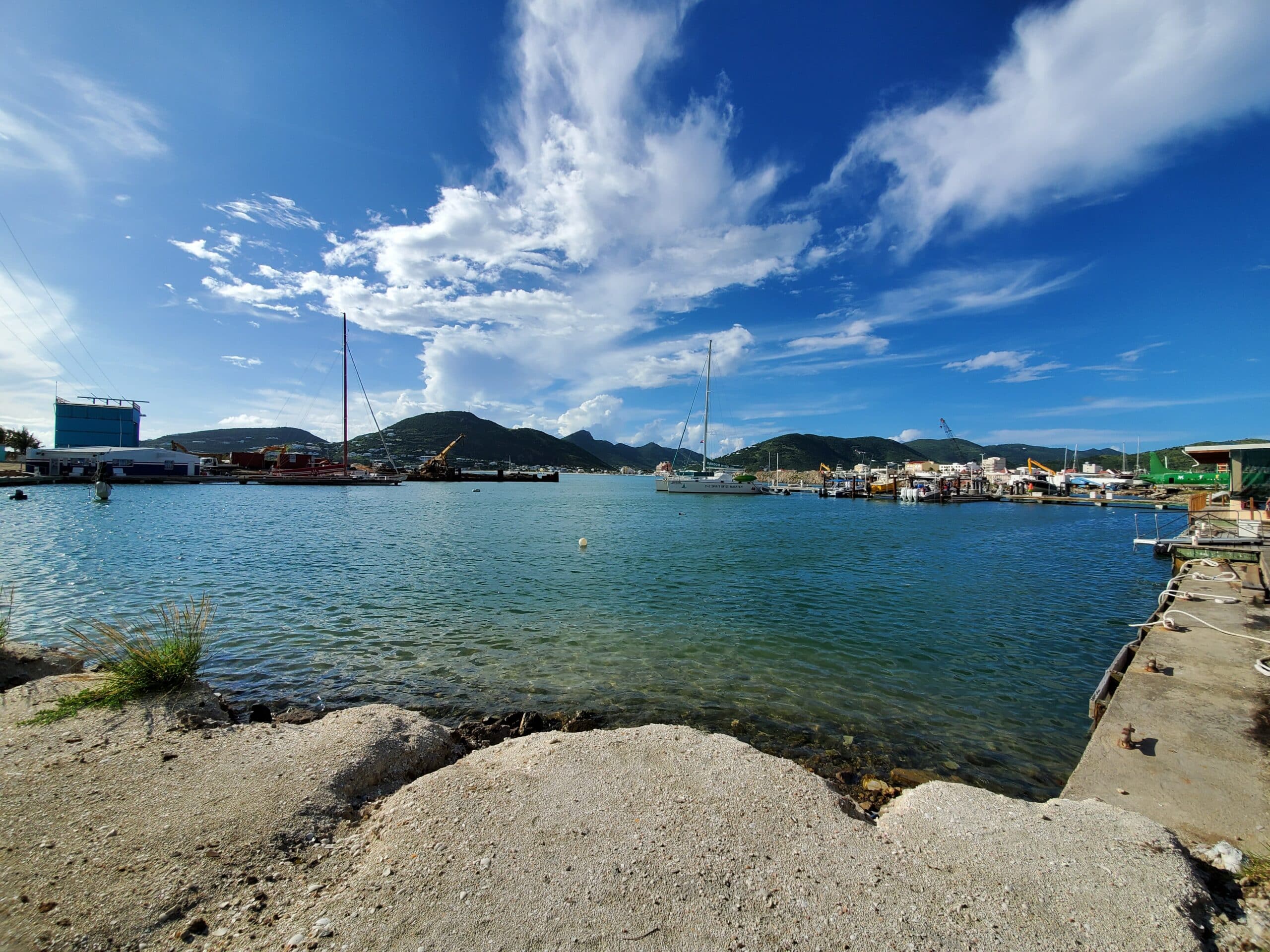 Vista de St Maarten durante o dia com mar e barcos.