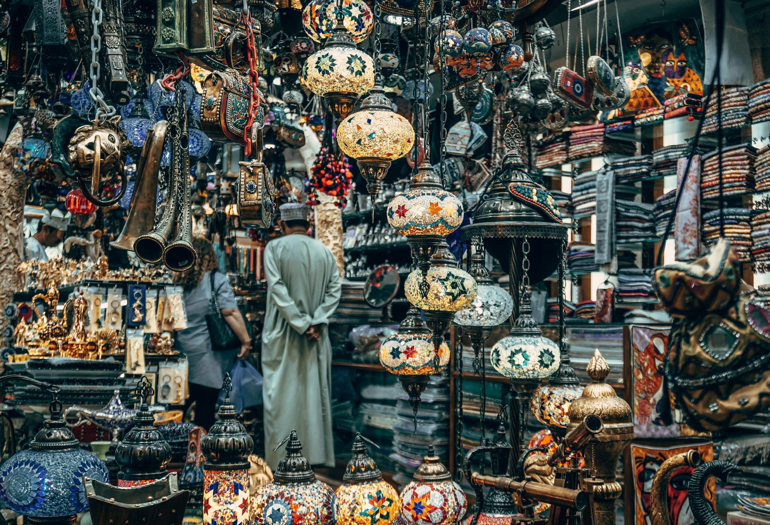 Vista do mercado de Mascate, Omã, com várias luminárias árabes em volta.