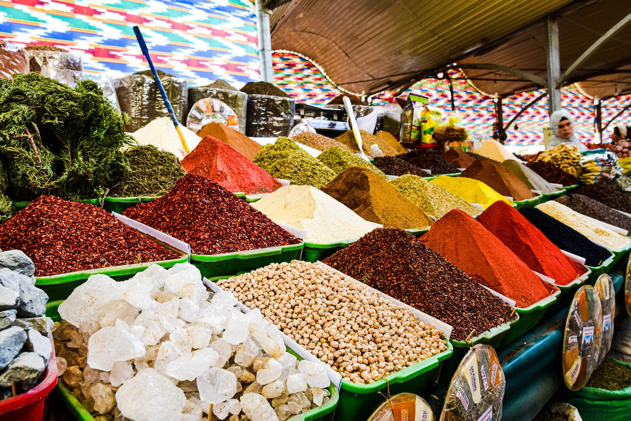 Mercado em Tashkent, Uzbequistão, com iguarias expostas durantes o dia. Representa chip celular Uzbequistão.