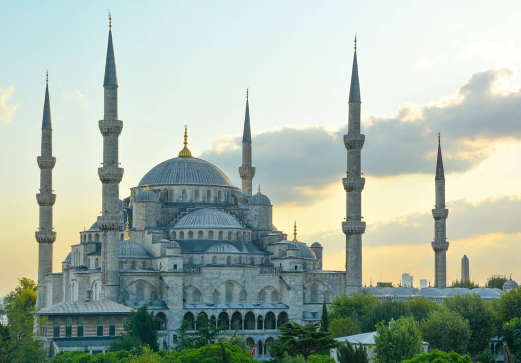 vista da Mesquita Azul, com várias torres e detalhes em azul e abóbadas imponentes ao estilo muçulmano, para ilustrar o post de chip celular Istambul