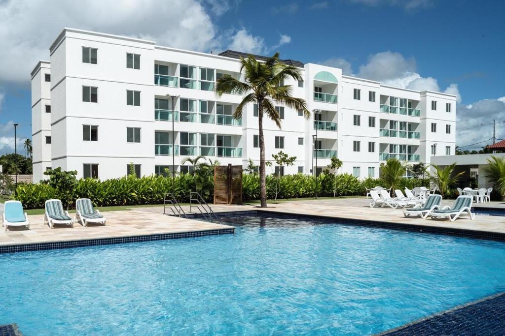 Prédio do Palm Acqua Resort com quatro andares e com sacadas viradas em direção da piscina