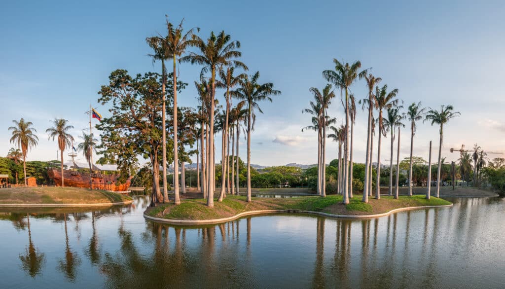 Vista do Parque del Este, em Caracas com um lago refletindo as árvores que ficam nas redondezas. Imagem para ilustrar o post de chip celular Caracas