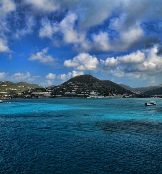 Vista do mar azul e com céu claro durante o dia de Philipsburg, St. Maarten - Representa chip celular St Maarten