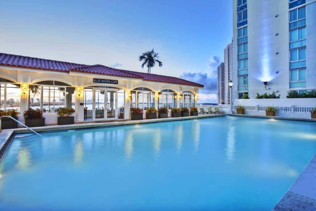 Vista da piscina do InterContinental durante o final da tarde com hotel ao fundo. Representa hotéis em Miami.