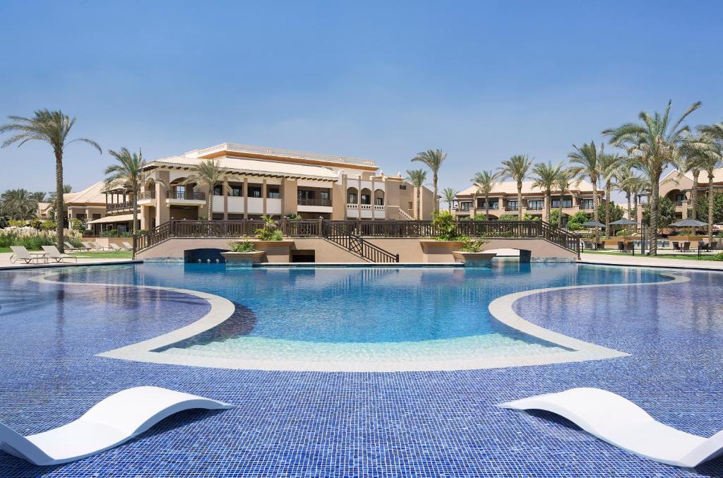 Vista da piscina do The Westin Golf Resort & Spa durante o dia e ao fundo a hospedagem. Representa Hotéis no Cairo.