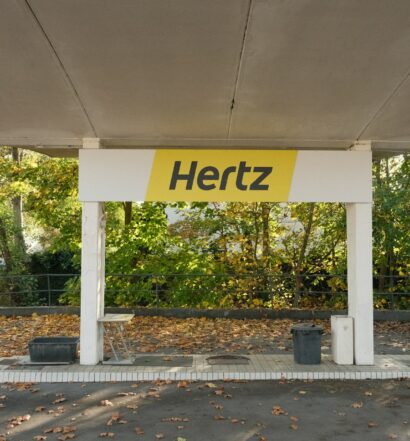 Placa da marca Hertz em Bad Homburg, na Alemanha, para ilustrar a capa do post sobre a Hertz Rent a Car
