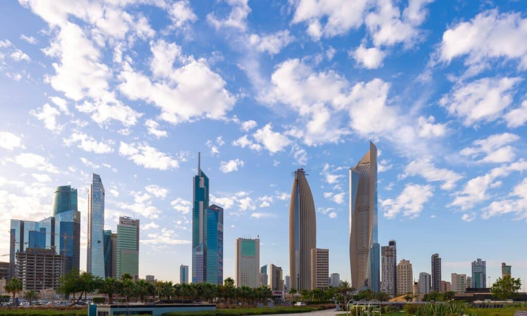 Vista do Parque Al Shaheed, Kuwait durante o dia com enormes prédios ao fundo. Representa Chip celular Kuwait.