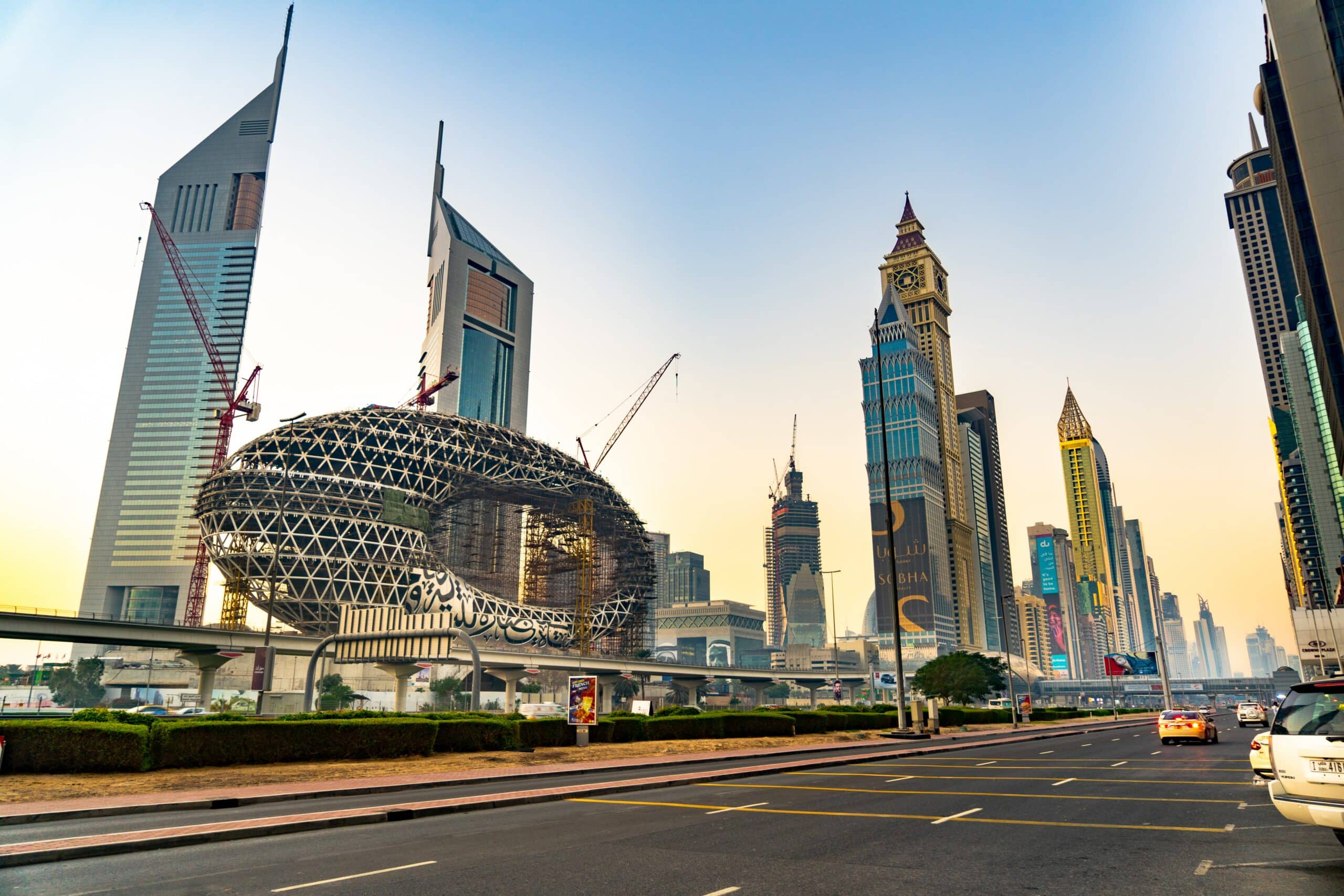 Vista da Avenida da Sheikh Zayed, Dubai, Emirados Árabes com enormes prédios ao fundo.