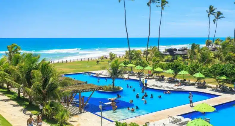 Piscina do resort Vivá Porto de Galinhas Resort de frente para a praia, somente uma faixa de grama separa os dois locais, para representar resorts em Muro Alto