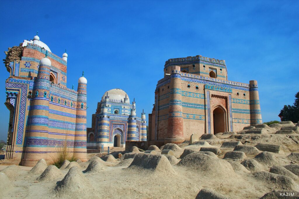 Ruínas de um palácio marrom e azul no deserto para ilustrar o post sobre chip de celular para o Paquistão. A foto foi tirada de dia e o céu está azul atrás da construção. - Foto: Ali Kazim via Unsplash