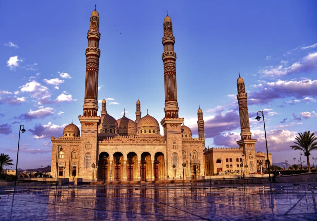 Mesquita marrom para ilustrar o post sobre chip de celular para o Iêmen. A foto foi tirada durante o dia e o céu está azul. - Foto: Almwald Alezzey via Unsplash