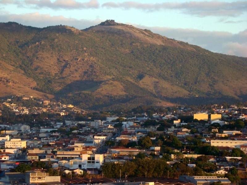 Vista da cidade de Atibaia durante o dia com várias casas a frente e ao fundo montanhas.