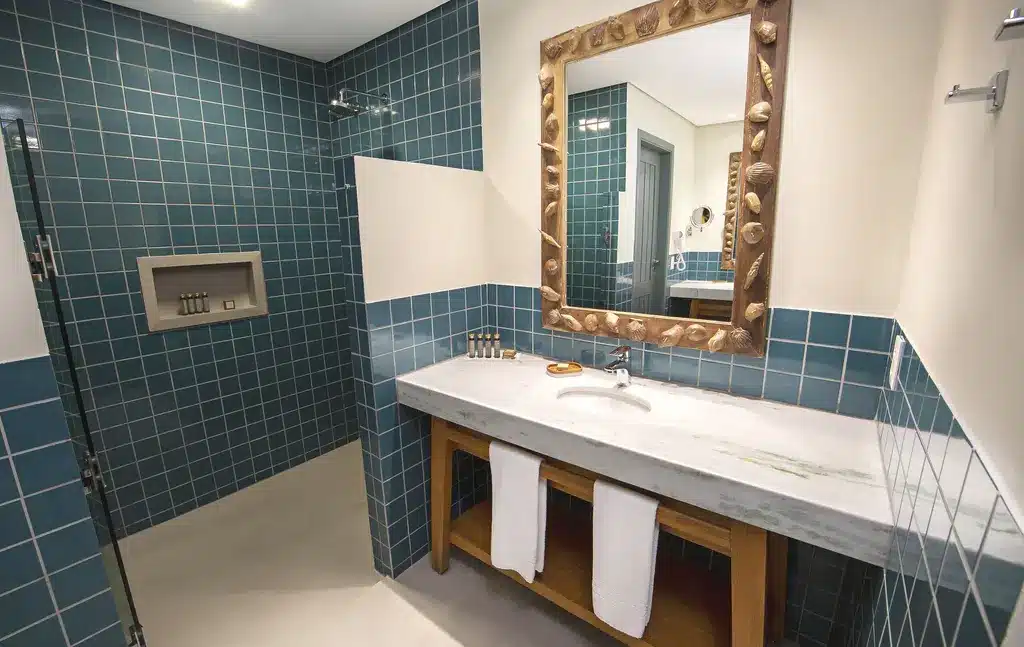 Banheiro com acessibilidade do Club Med Trancoso com pia baixa, portas amplas que dão acesso ao banheiro. Representa resorts em Trancoso.