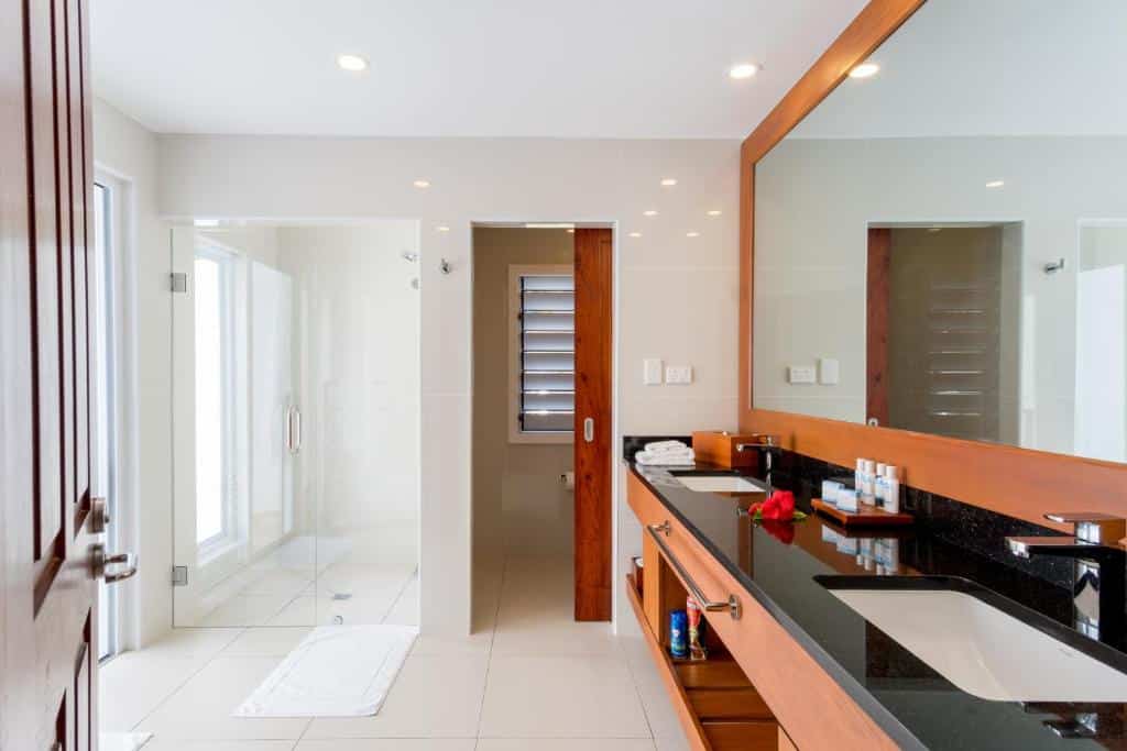Vista do banheiro do Lomani Island Resort – Adults Only com amplo espaço e pia baixa.