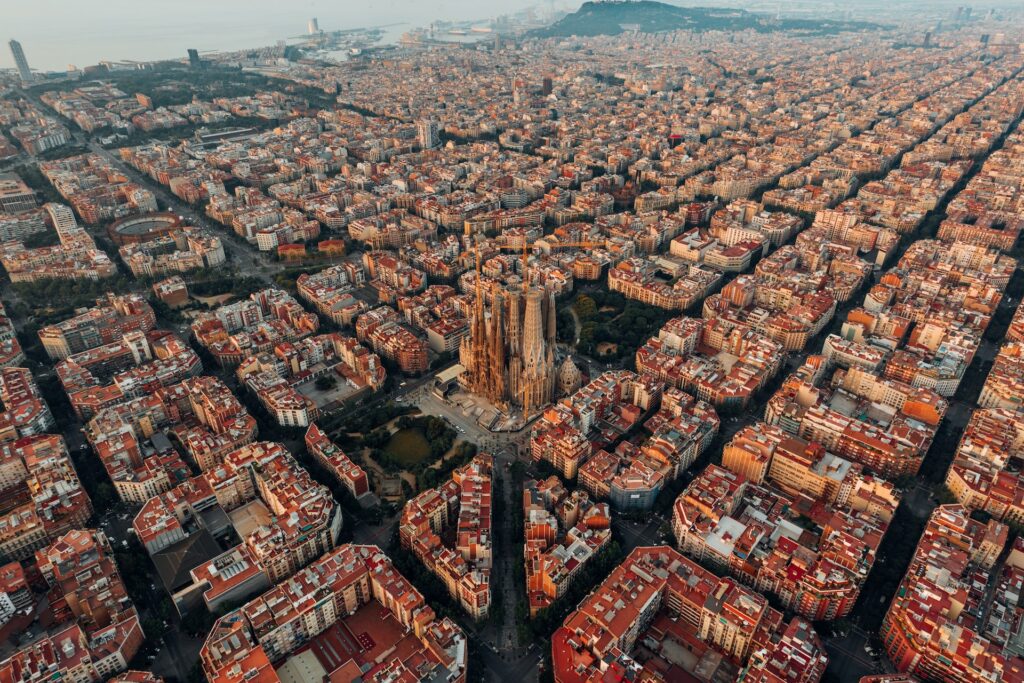 Vista aérea dos prédios de Barcelona coma igreja La Sagrada Familia no centro. - Foto: Logan Armstrong via Unsplash