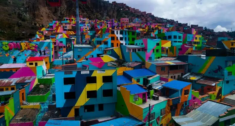 Casas bem coloridas com teleférico passando durante o dia, ilustrando post chip celular La Paz.