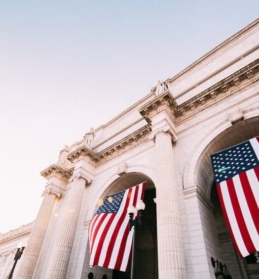 Bandeiras dos EUA em prédio do Union Station, em Washington D.C, ilustrando o post sobre como tirar o visto americano