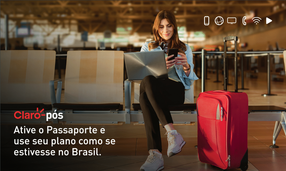 print do guia de uso do Claro Passaporte com uma mulher no celular e com um notebook no seu colo sentada em um aeroporto com uma mala de rodinha vermelha ao lado