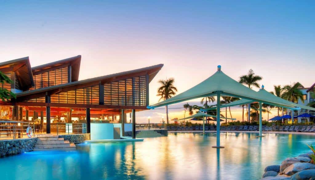 Vista da piscina do Radisson Blu Resort Fiji no final do dia com piscina a frente e ao fundo do lado esquerdo a hospedagem. Representa hotéis em Fiji.