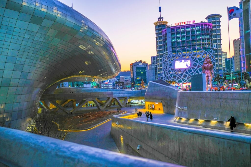 Uma região central de Seul com muitas construções futuristas e cheias de espelhos e luzes, na capital da Coreia do Sul